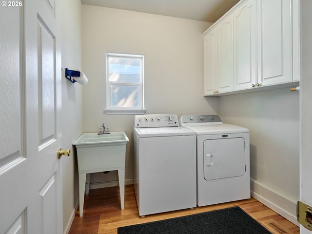 238 ROCK St, Silverton, OR 97381