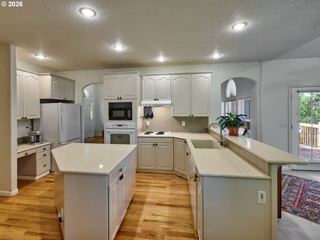 238 ROCK St, Silverton, OR 97381