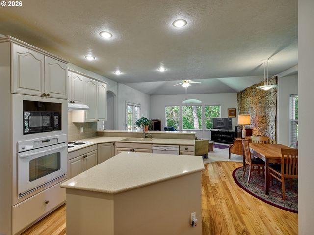 238 ROCK St, Silverton, OR 97381