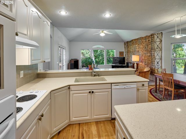238 ROCK St, Silverton, OR 97381