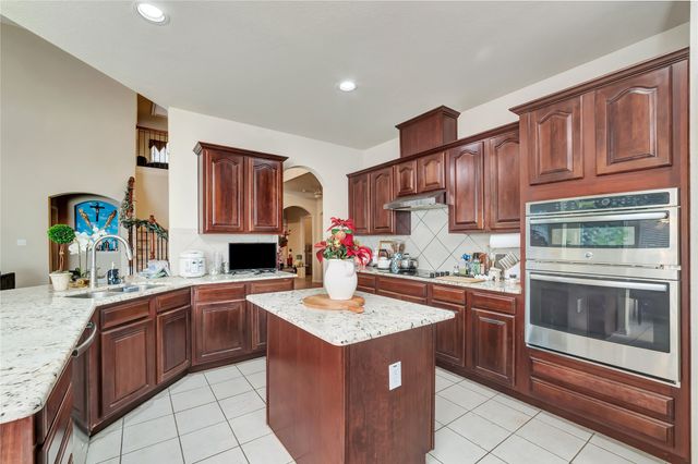 2812 Pinnacle Drive, Burleson, TX 76028