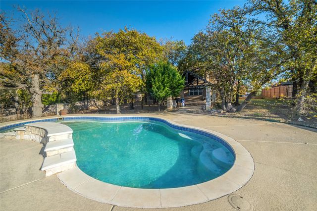 2812 Pinnacle Drive, Burleson, TX 76028