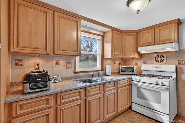 19 Valewood Drive, New Windsor, NY 12553