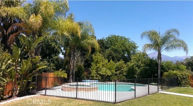 43 Valencia Lane, Redlands, CA 92374