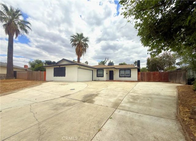 490 Avignon Court, Riverside, CA 92501