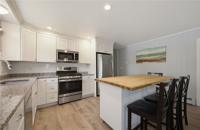 34 Foxhill Avenue, Bristol, RI 02809