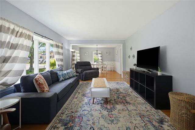 34 Foxhill Avenue, Bristol, RI 02809