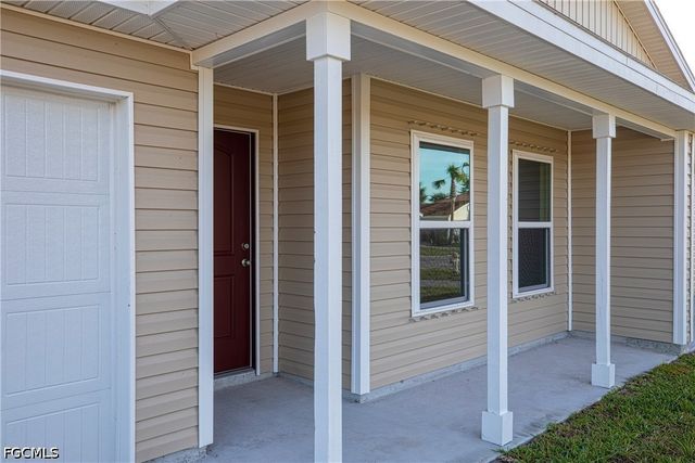 9177 Aegean CIR, Lehigh Acres, FL 33936