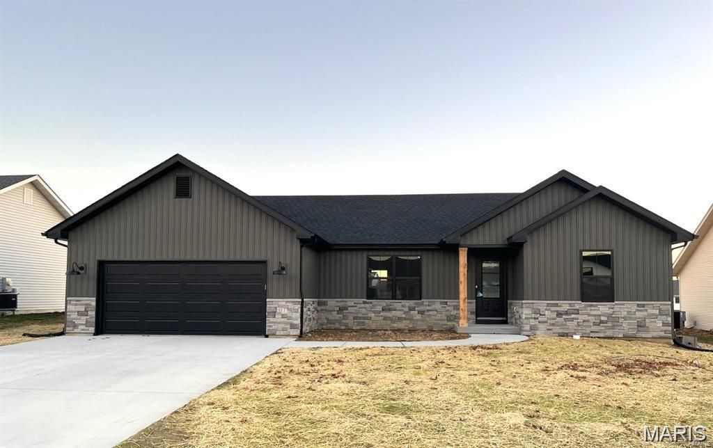 721 Pleasant Valley Drive, Godfrey, IL 62035