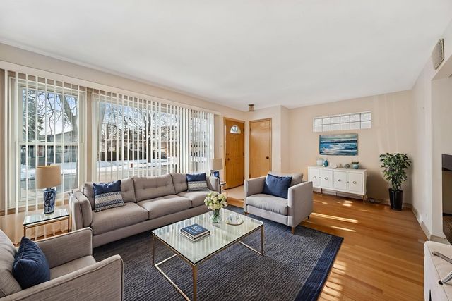 7230 W Greenleaf Avenue, Chicago, IL 60631