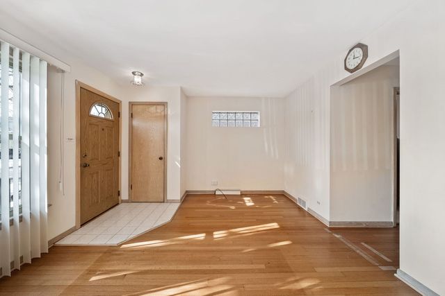 7230 W Greenleaf Avenue, Chicago, IL 60631