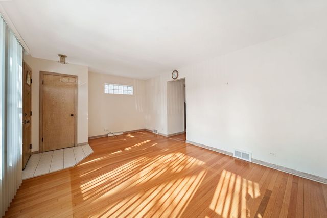 7230 W Greenleaf Avenue, Chicago, IL 60631