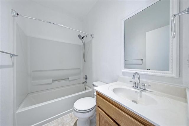 1201 N MART WAY Drive 107, Olathe, KS 66061