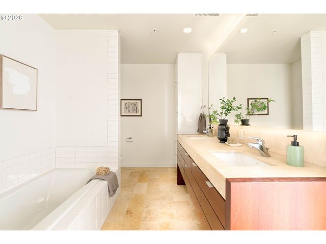 836 S CURRY St 708, Portland, OR 97239
