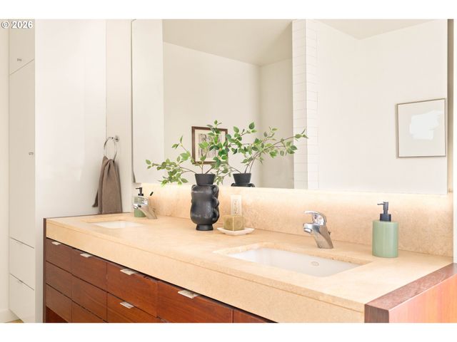 836 S CURRY St 708, Portland, OR 97239