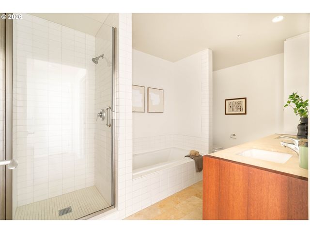836 S CURRY St 708, Portland, OR 97239