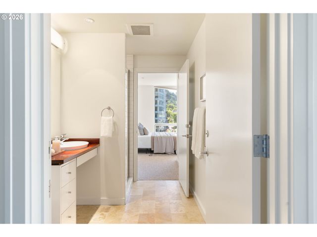 836 S CURRY St 708, Portland, OR 97239