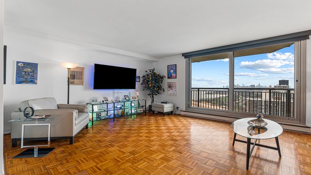 6007 N Sheridan Road 34G, Chicago, IL 60660