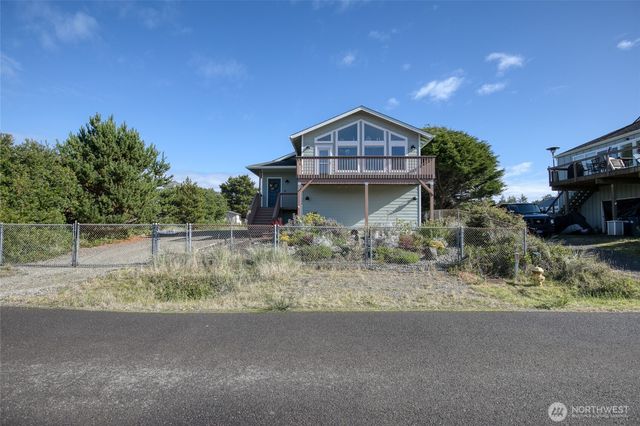544 Sand Dune Avenue SW, Ocean Shores, WA 98569