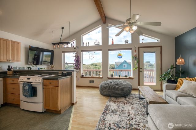 544 Sand Dune Avenue SW, Ocean Shores, WA 98569