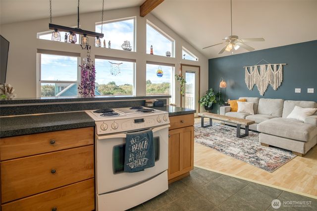 544 Sand Dune Avenue SW, Ocean Shores, WA 98569