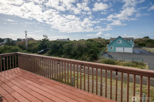 544 Sand Dune Avenue SW, Ocean Shores, WA 98569