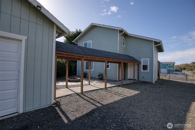 544 Sand Dune Avenue SW, Ocean Shores, WA 98569