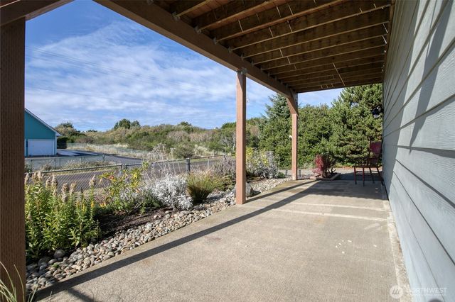 544 Sand Dune Avenue SW, Ocean Shores, WA 98569