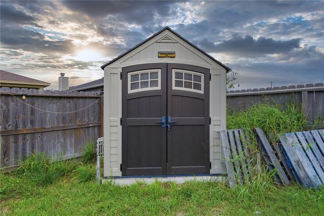 7658 Granite Dr, Corpus Christi, TX 78414