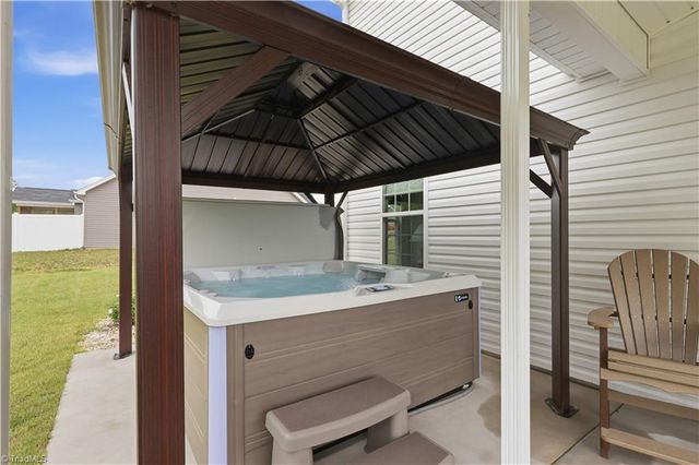 633 Mahogany Drive, Thomasville, NC 27360