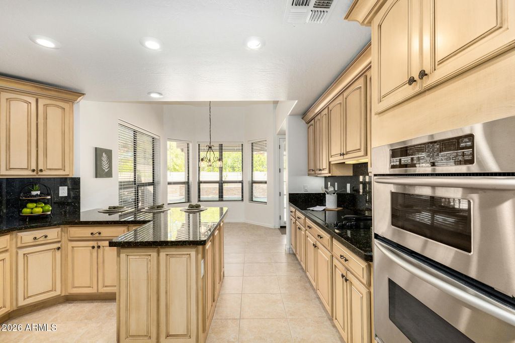 Image 6 of property listing at 3326 E ROCKY SLOPE Drive, Phoenix, AZ 85044