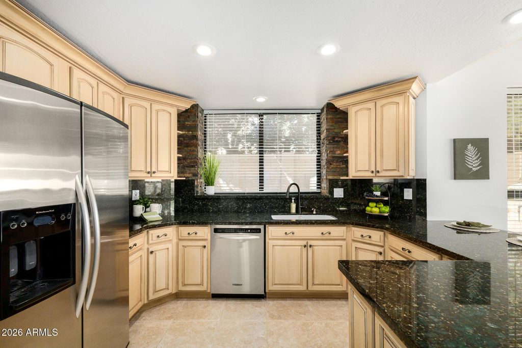 Image 7 of property listing at 3326 E ROCKY SLOPE Drive, Phoenix, AZ 85044