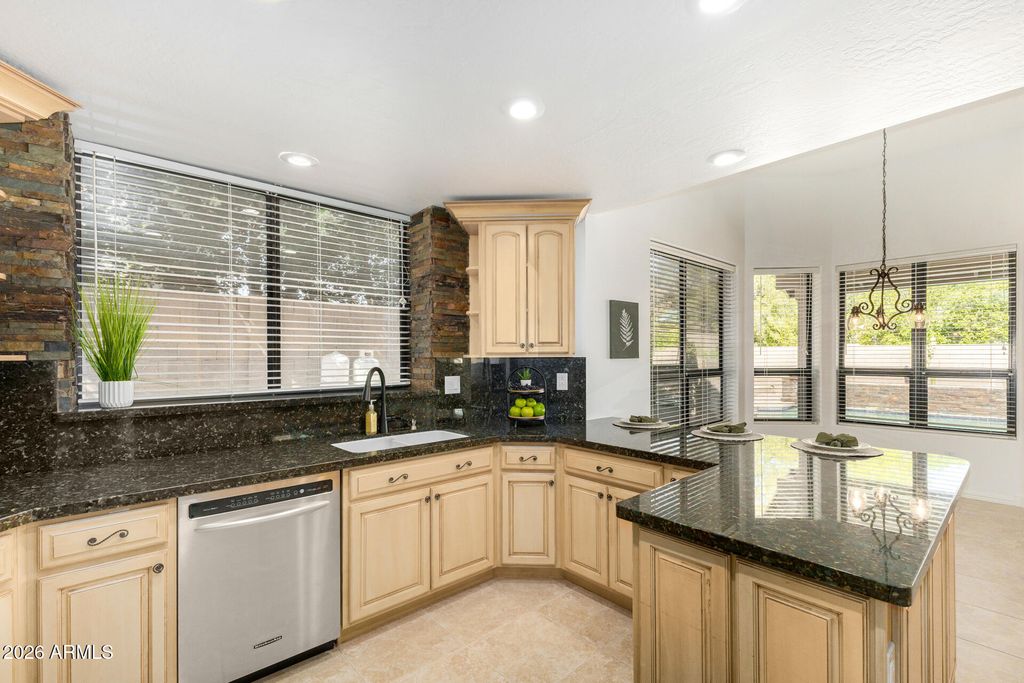 Image 8 of property listing at 3326 E ROCKY SLOPE Drive, Phoenix, AZ 85044