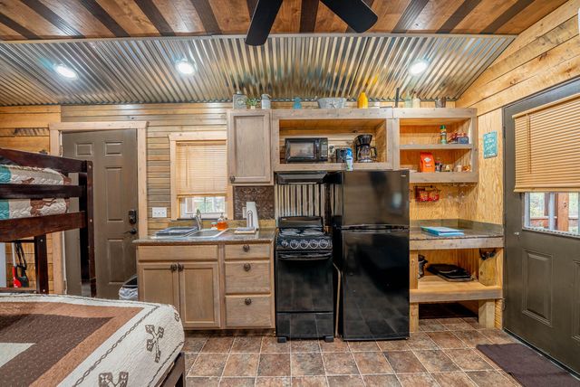 20784 County Road 207, Eminence, MO 65466