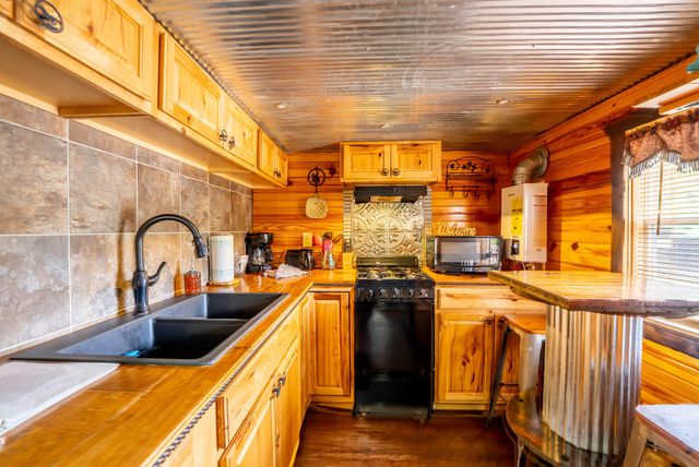 20784 County Road 207, Eminence, MO 65466