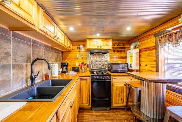 20784 County Road 207, Eminence, MO 65466