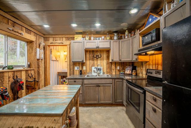 20784 County Road 207, Eminence, MO 65466