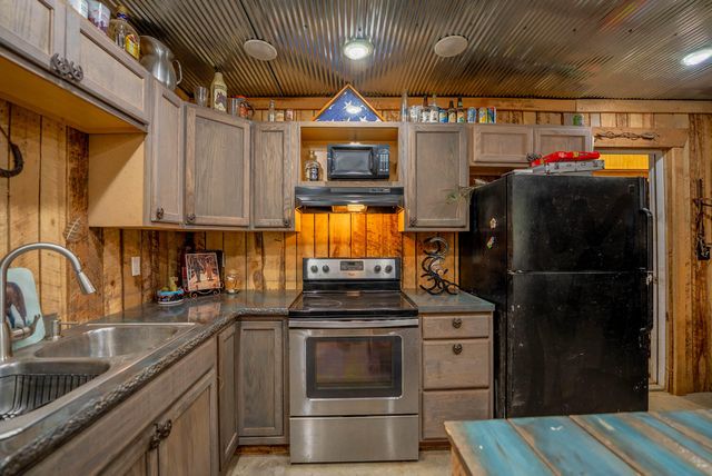 20784 County Road 207, Eminence, MO 65466