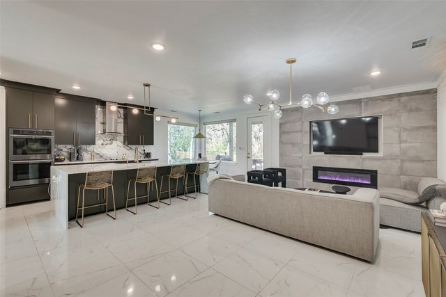 1001 Coke Drive, Arlington, TX 76010