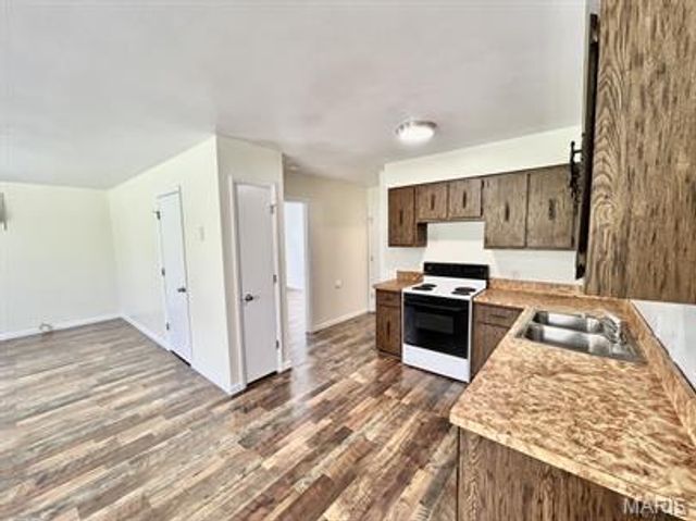 302 N Spring St, Steelville, MO 65565