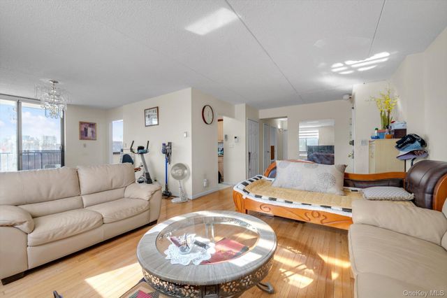 14477 Roosevelt Avenue 5C, Flushing, NY 11354