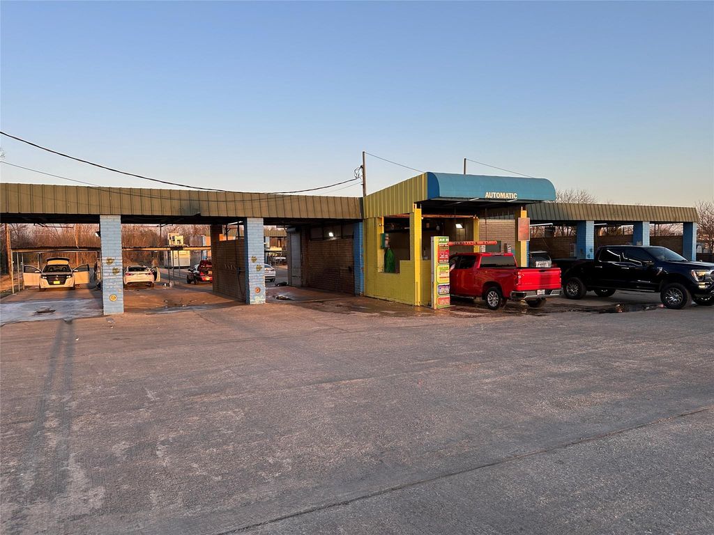 1806 N Main ST, Taylor, TX 76574