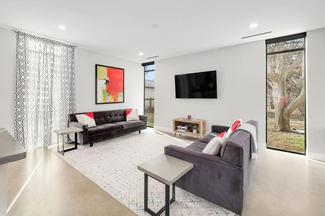 5710 Longhorn LNDG, Austin, TX 78734