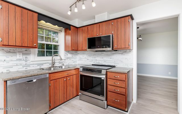 10701 Linn Station Rd, Louisville, KY 40223