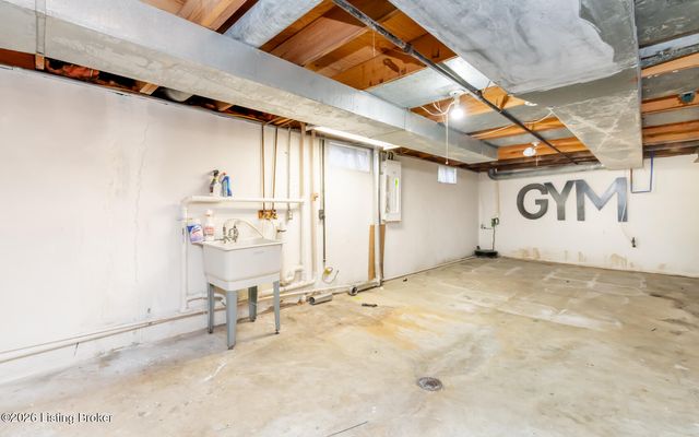 10701 Linn Station Rd, Louisville, KY 40223