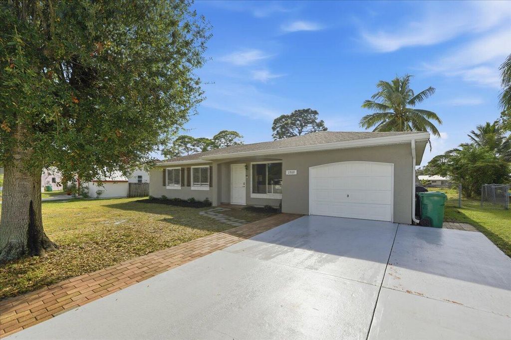 1969 SE Redwing Circle, Port St. Lucie, FL 34952