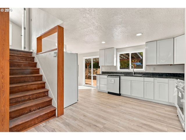 2845 HILYARD St, Eugene, OR 97405