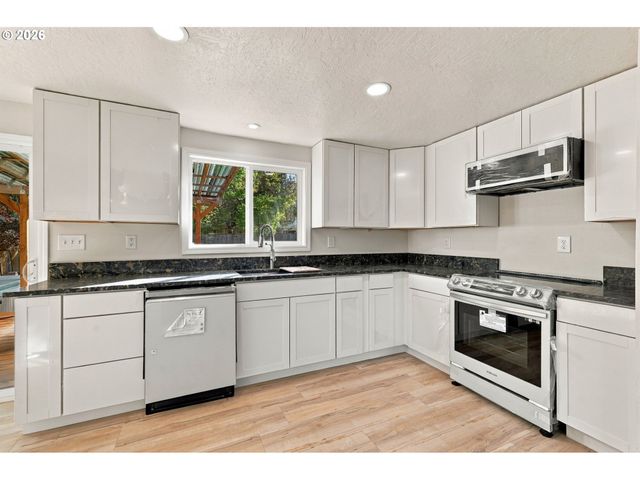 2845 HILYARD St, Eugene, OR 97405