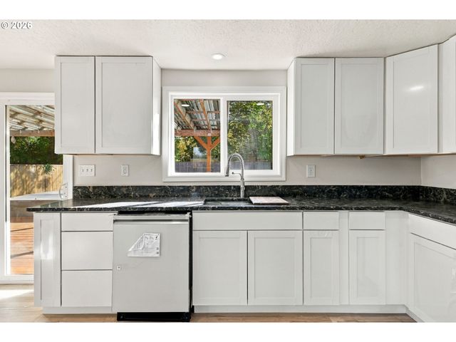 2845 HILYARD St, Eugene, OR 97405