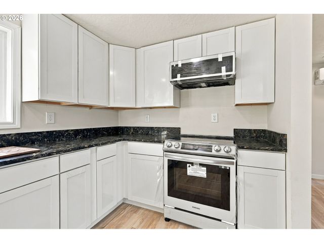 2845 HILYARD St, Eugene, OR 97405